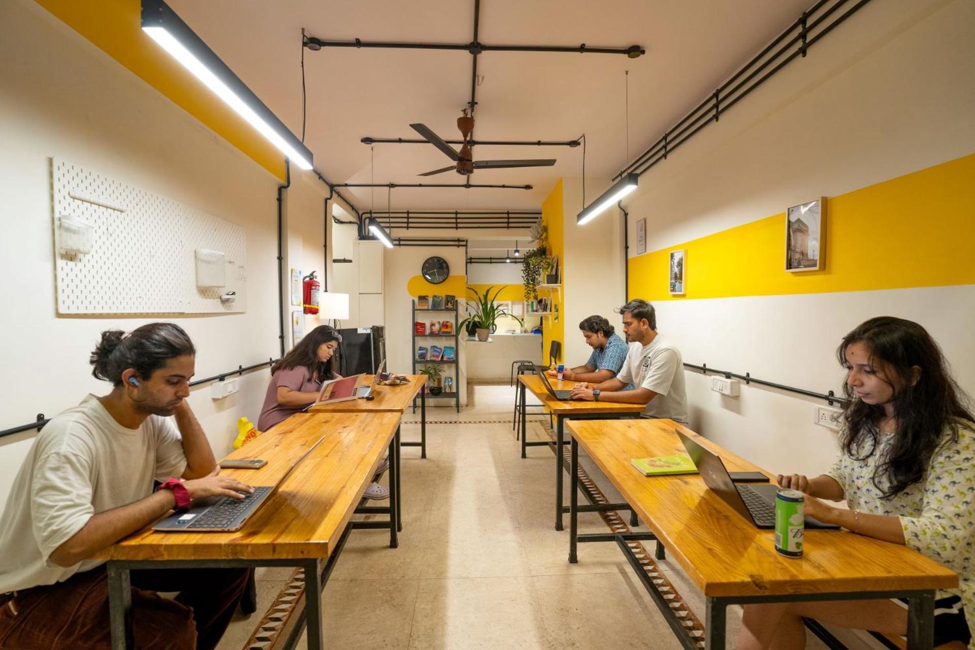 Locomo Express - Stay Work Eat Mumbai Dış mekan fotoğraf